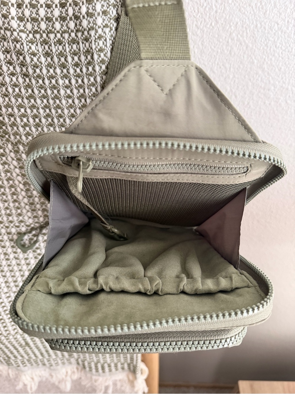 Beis Sport Sling Crossbody - Picture 4 of 7